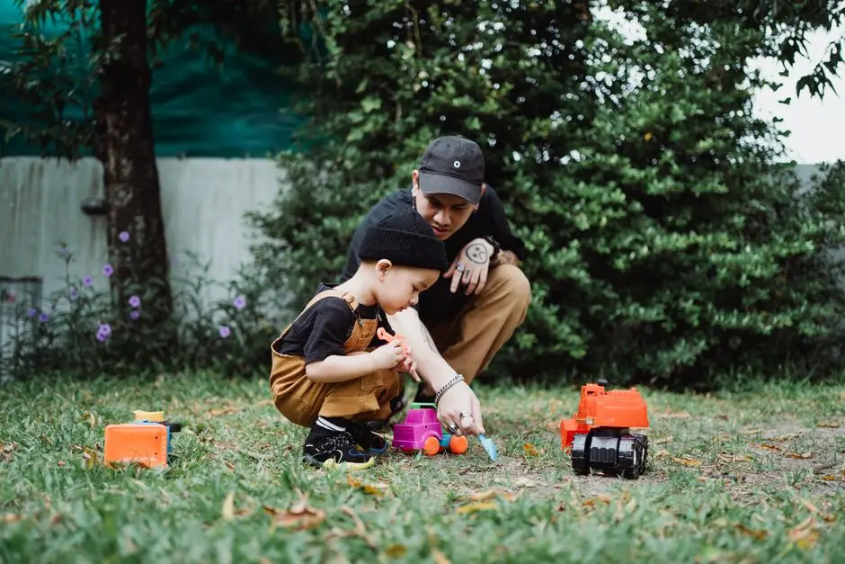 Anak bermain di halaman rumah bersama orangtua di Ngabang